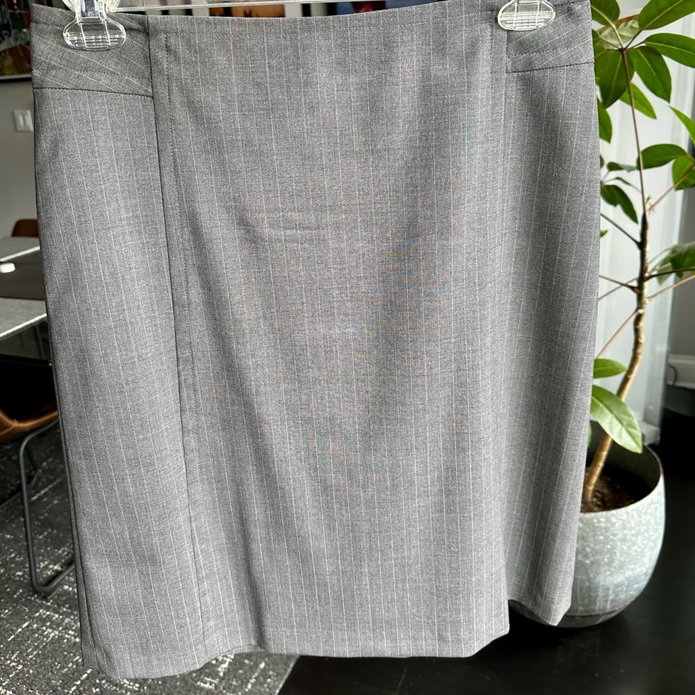 Banana Republic lined gray wool pinstripe skirt - size 8